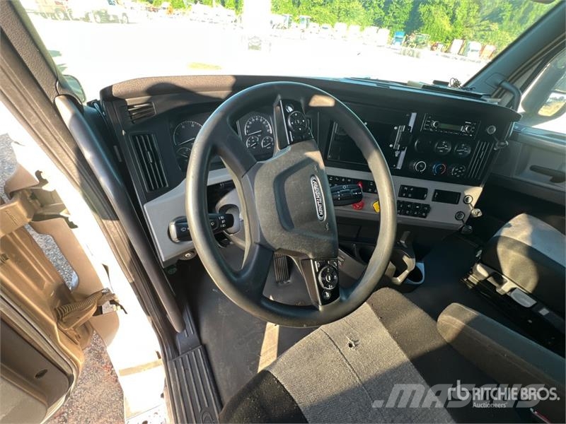 Freightliner Cascadia 126 6x4 T/A Sleeper Truck Tractor Vlačilci