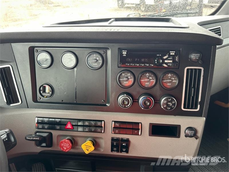 Freightliner Cascadia 126 6x4 T/A Sleeper Truck Tractor Vilcēji