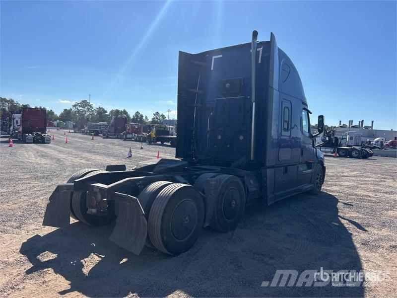 Freightliner Cascadia 126 6x4 T/A Sleeper Truck Tractor Tegljači
