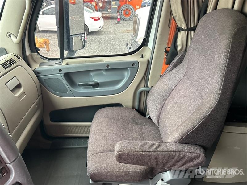 Freightliner Cascadia 125 6x4 T/A Sleeper Truck Tractor Vilcēji