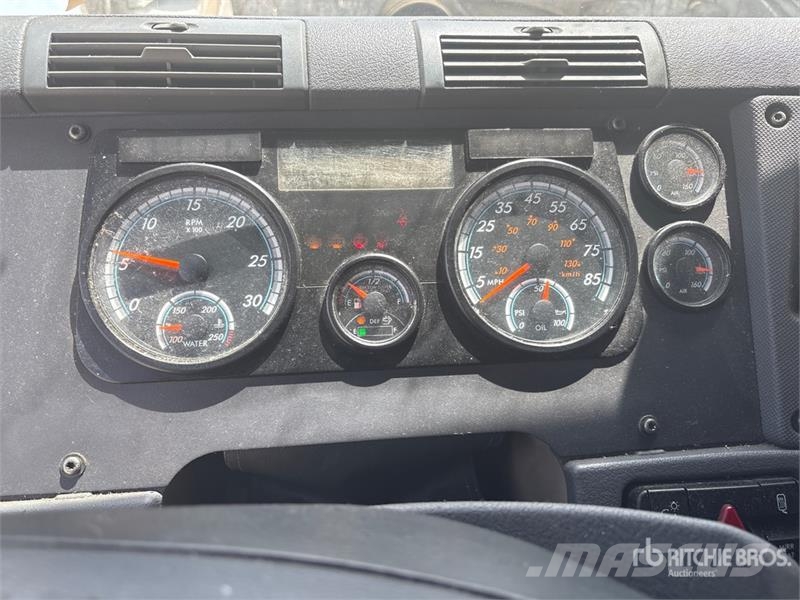 Freightliner Cascadia 125 6x4 T/A Sleeper Truck Tractor Tractores (camiões)
