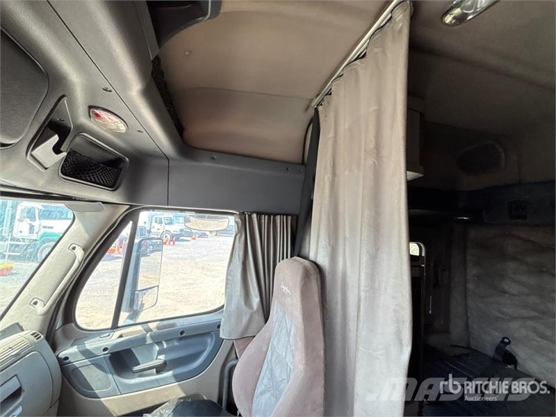 Freightliner Cascadia 125 6x4 T/A Sleeper Truck Tractor 中古トラクターヘッド | トレーラーヘッド