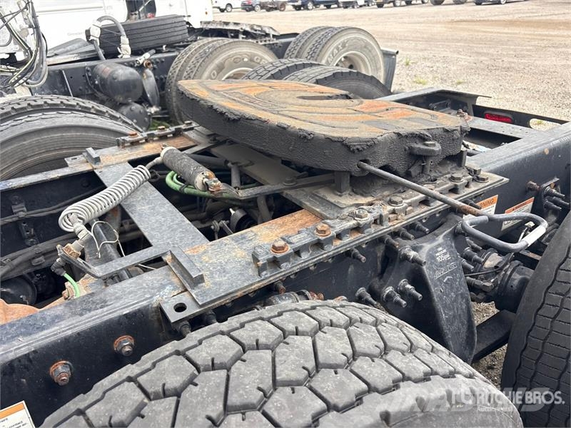 Freightliner Cascadia 126 6x4 T/A Sleeper Truck Tractor (Inoper Тягачі