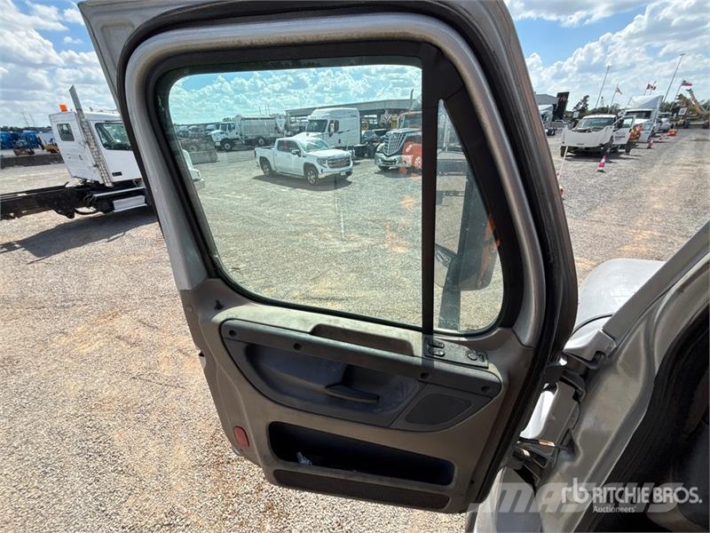 Freightliner Cascadia 125 6x4 T/A Sleeper Truck Tractor 中古トラクターヘッド | トレーラーヘッド