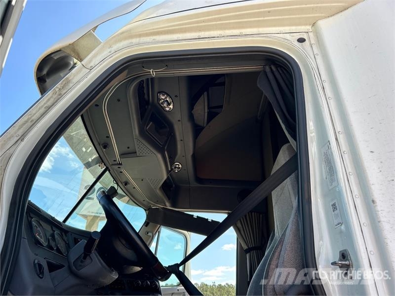 Freightliner Cascadia 125 6x4 T/A Sleeper Truck Tractor (Inoper Cavalos mecânicos