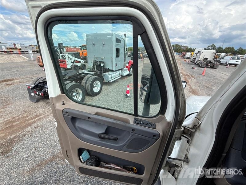 Freightliner Cascadia 125 6x4 T/A Sleeper Truck Tractor Naudoti vilkikai