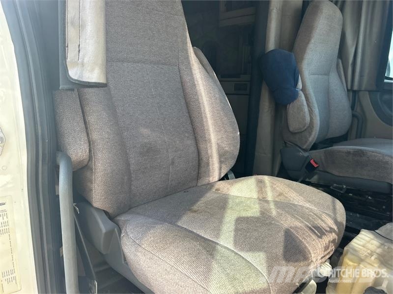 Freightliner Cascadia 125 6x4 T/A Sleeper Truck Tractor (Inoper وحدات الجر