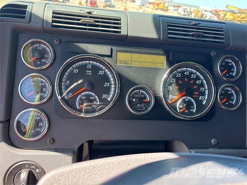 Freightliner Cascadia 125 6x4 T/A Sleeper Truck Tractor (Inoper Trekkvogner