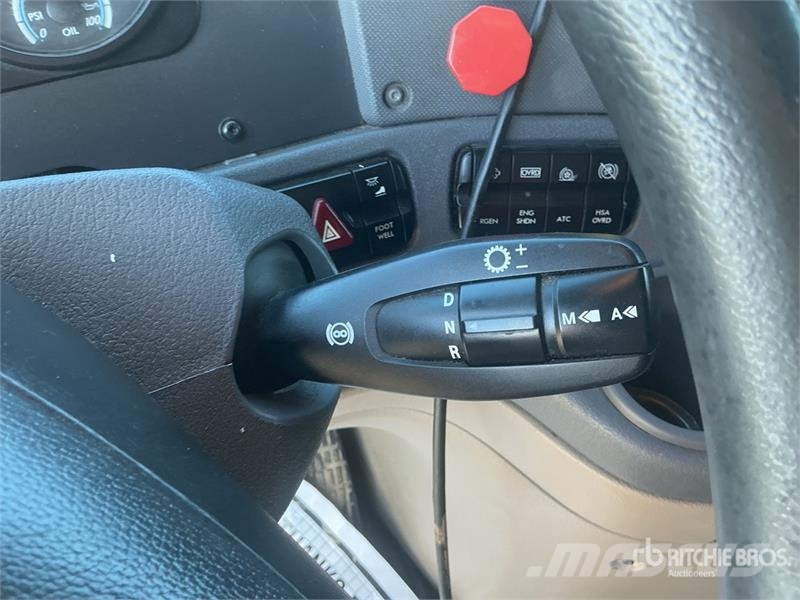 Freightliner Cascadia 125 6x4 T/A Sleeper Truck Tractor 中古トラクターヘッド | トレーラーヘッド
