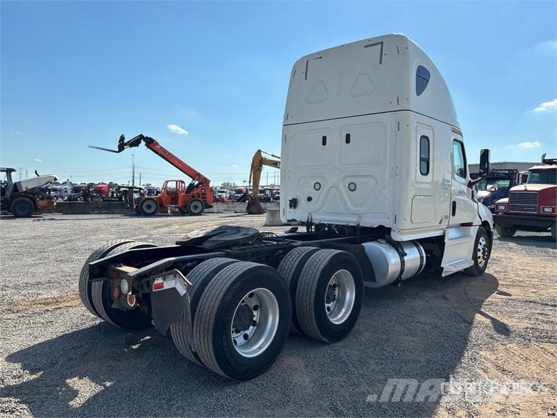 Freightliner Cascadia 126 6x4 T/A Sleeper Truck Tractor Tegljači