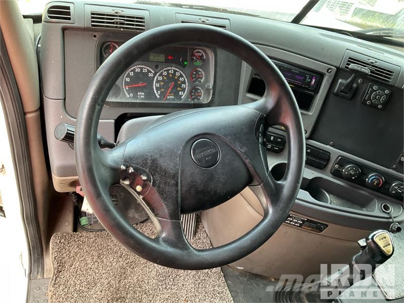 Freightliner Cascadia 125 6x4 T/A Sleeper Truck Tractor Vilcēji