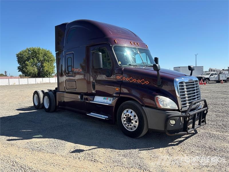 Freightliner Cascadia 125 6x4 T/A Sleeper Truck Tractor Тягачі