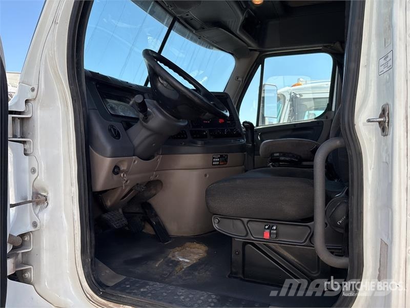 Freightliner Cascadia 125 6x4 T/A Sleeper Truck Tractor Sattelzugmaschinen