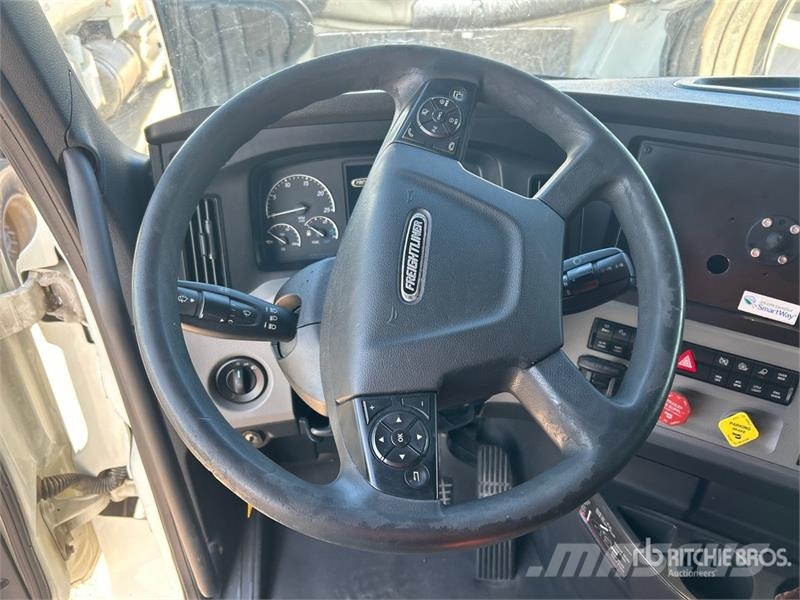 Freightliner Cascadia 126 6x4 T/A Sleeper Truck Tractor Tegljači