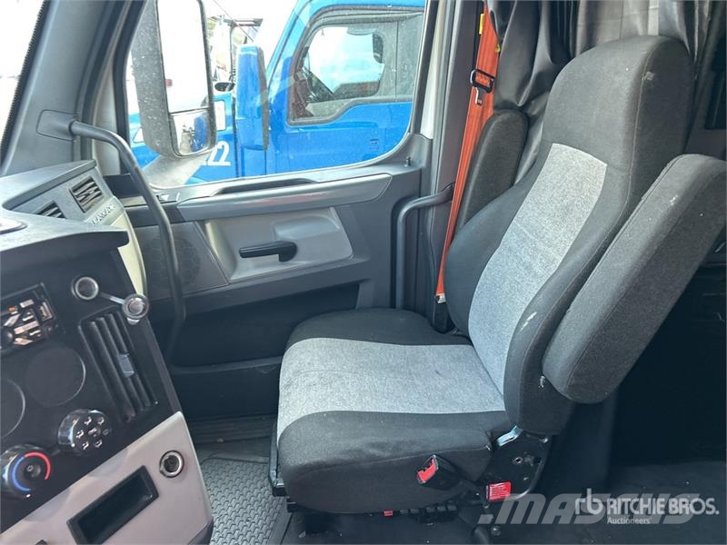 Freightliner Cascadia 126 6x4 T/A Sleeper Truck Tractor Cabezas tractoras