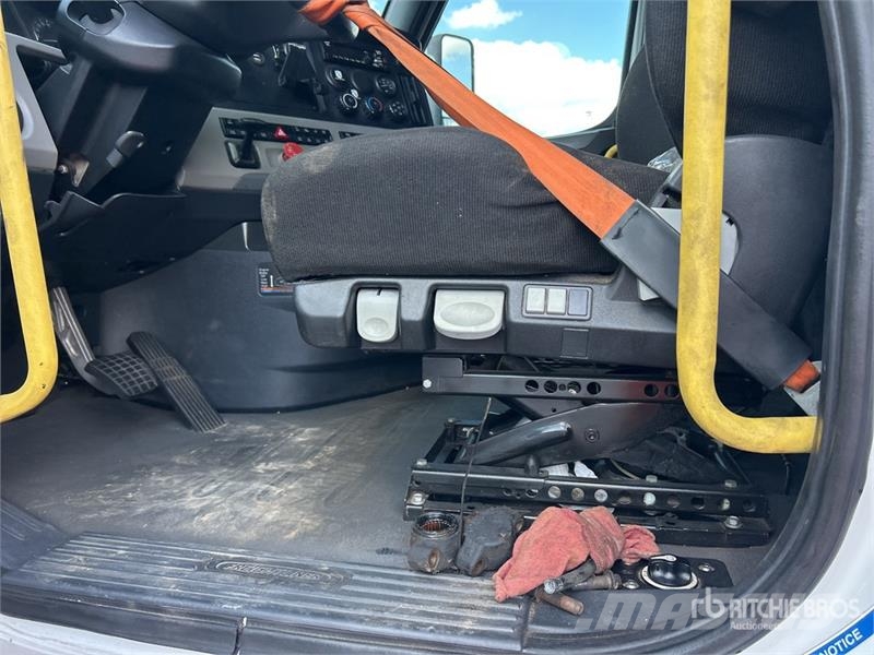 Freightliner Cascadia 126 6x4 T/A Sleeper Truck Tractor (Inoper Autotractoare