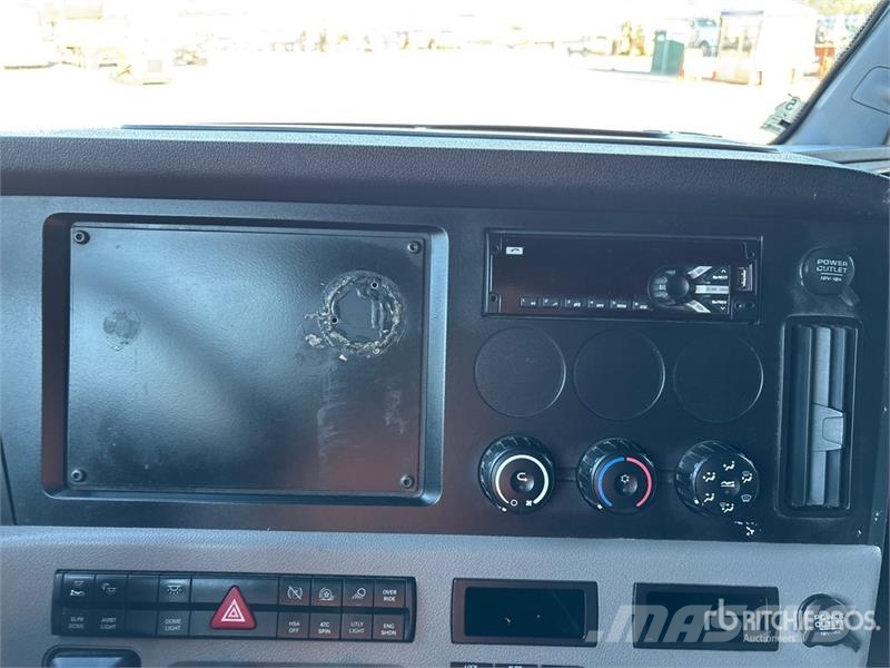 Freightliner Cascadia 126 6x4 T/A Sleeper Truck Tractor وحدات الجر