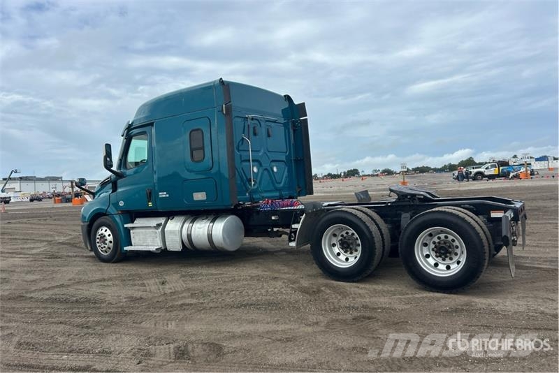 Freightliner Cascadia 126 6x4 T/A Sleeper Truck Tractor Vilcēji