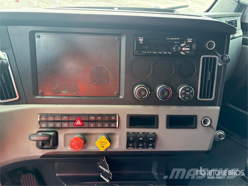 Freightliner Cascadia 126 6x4 T/A Sleeper Truck Tractor Vlačilci