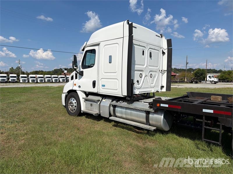 Freightliner Cascadia 113 6x4 Sleeper Car Carrier Truck مركبات النقل