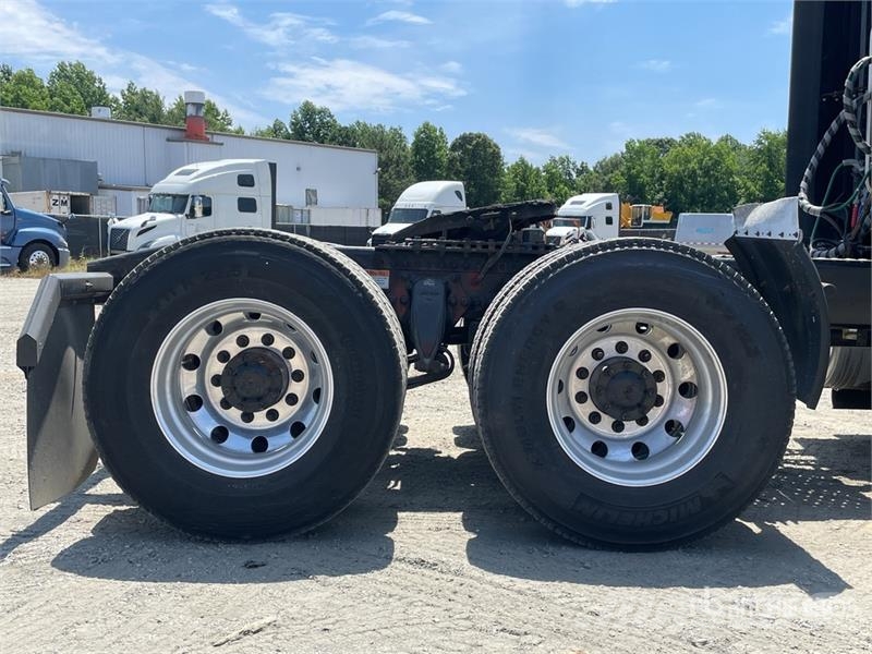 Freightliner Cascadia 126 6x4 T/A Sleeper Truck Tractor (Inoper Седельные тягачи