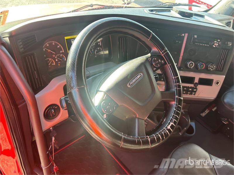 Freightliner Cascadia 126 6x4 T/A Sleeper Truck Tractor Тягачі
