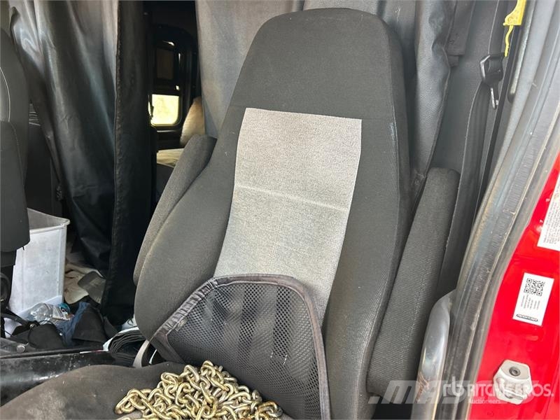 Freightliner Cascadia 6x4 T/A Sleeper Truck Tractor (Inoperable Trekkvogner