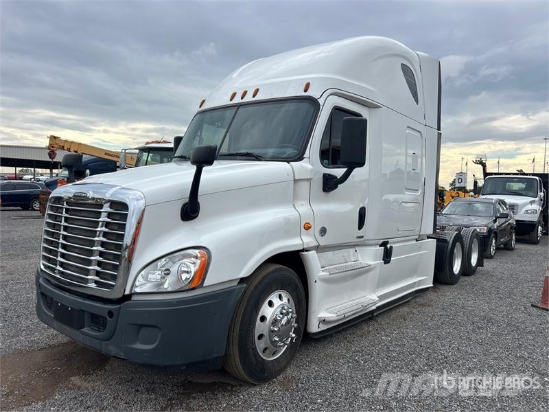 Freightliner Cascadia 125 6x4 T/A Sleeper Truck Tractor Vilcēji