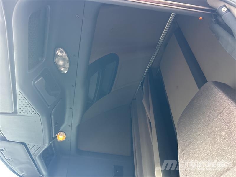 Freightliner Cascadia 125 6x4 T/A Sleeper Truck Tractor Vilcēji