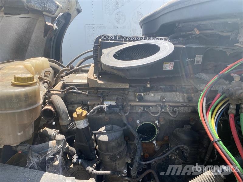 Freightliner Cascadia 126 6x4 T/A Sleeper Truck Tractor (Inoper 中古トラクターヘッド | トレーラーヘッド