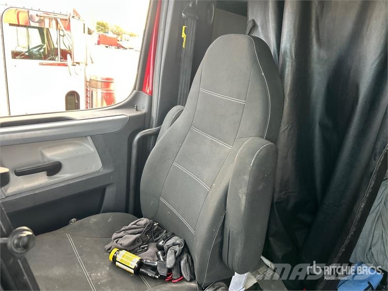 Freightliner Cascadia 6x4 T/A Sleeper Truck Tractor (Inoperable Trekkvogner