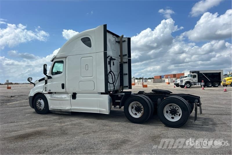 Freightliner Cascadia 126 6x4 T/A Sleeper Truck Tractor Trekkers