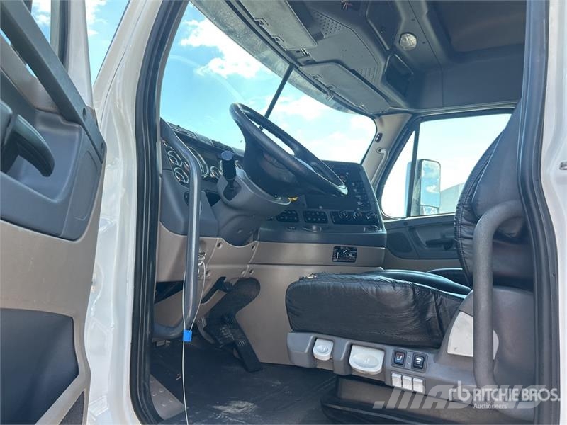 Freightliner Cascadia 125 6x4 T/A Sleeper Truck Tractor Nyergesvontatók
