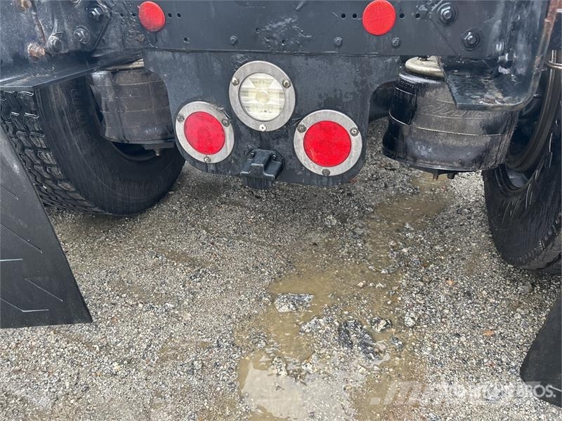 Freightliner Cascadia 125 6x4 T/A Sleeper Truck Tractor Cabezas tractoras