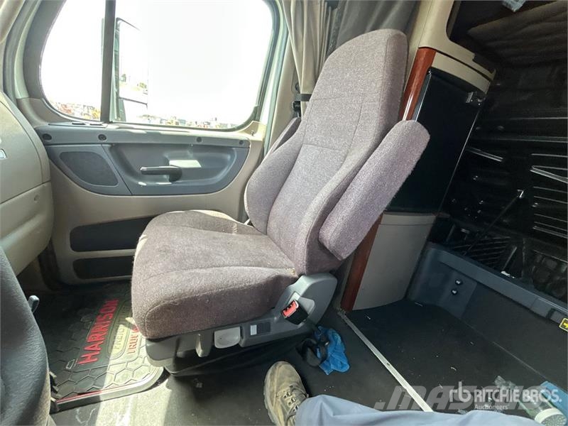 Freightliner Cascadia 125 6x4 Tri/A Day Cab Truck Tractor (Glid Nyergesvontatók