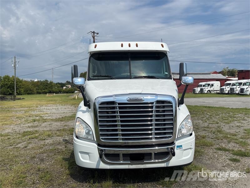 Freightliner Cascadia 113 Camiones portavehículos