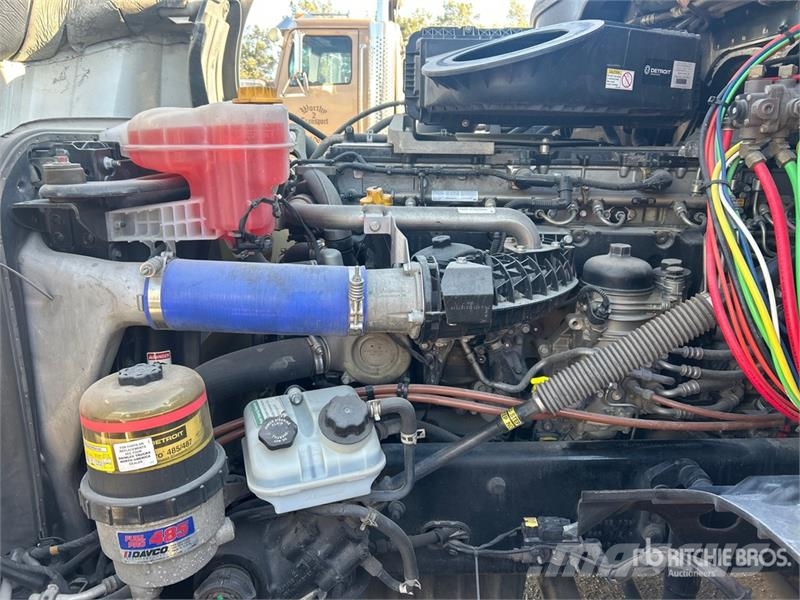 Freightliner Cascadia 126 6x4 T/A Sleeper Truck Tractor Tegljači