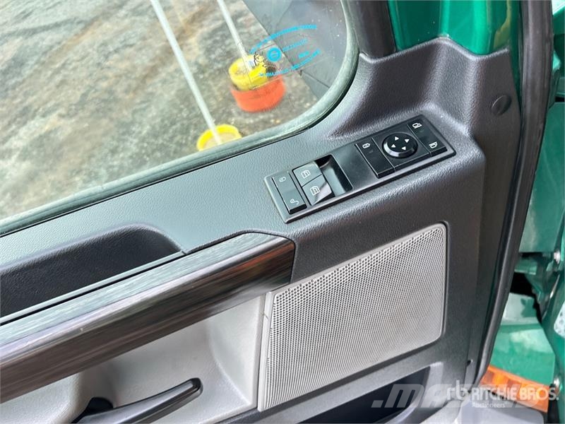 Freightliner Cascadia 126 6x4 T/A Sleeper Truck Tractor Vilcēji