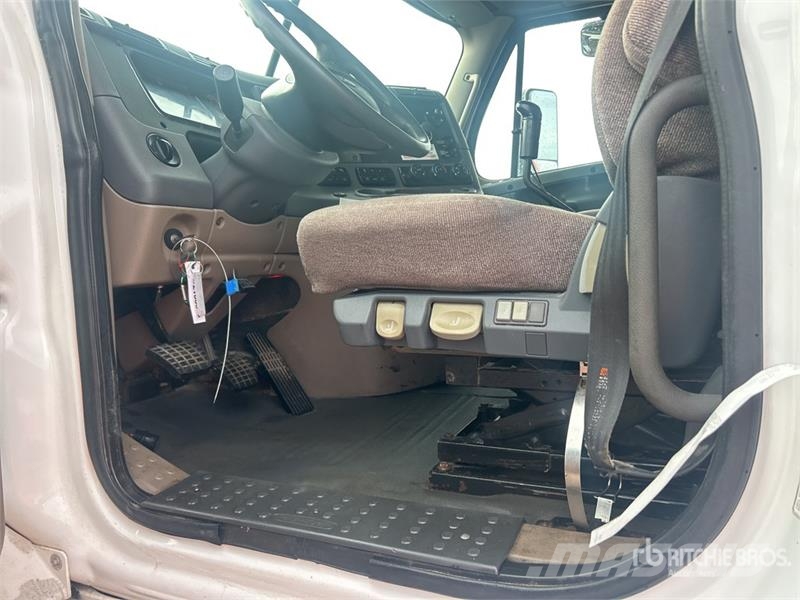 Freightliner Cascadia 113 Грузовики-Самосвалы