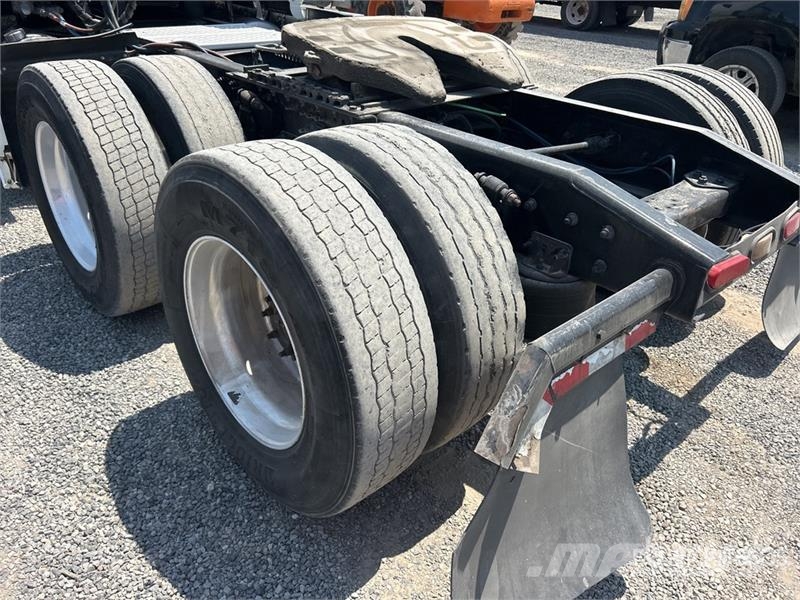 Freightliner Cascadia 126 6x4 T/A Sleeper Truck Tractor وحدات الجر
