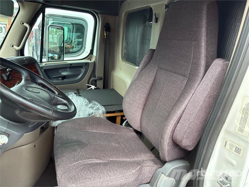 Freightliner Cascadia 113 4x2 Car Carrier Truck Vehicle transporters