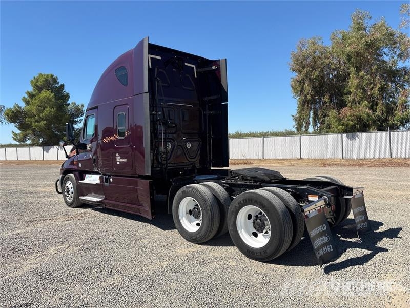 Freightliner Cascadia 125 6x4 T/A Sleeper Truck Tractor Тягачі