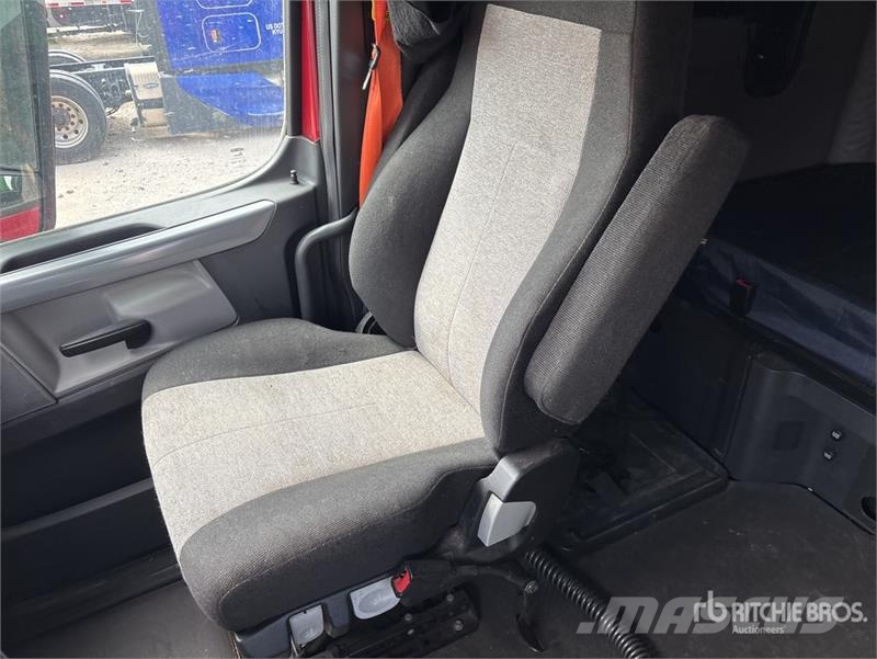 Freightliner Cascadia 126 6x4 T/A Sleeper Truck Tractor Vlačilci