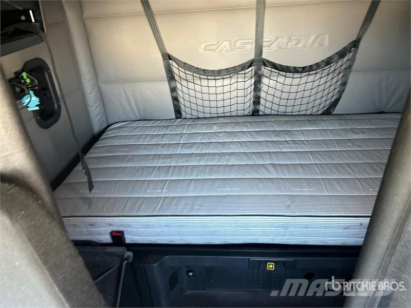 Freightliner Cascadia 126 6x4 T/A Sleeper Truck Tractor Tegljači
