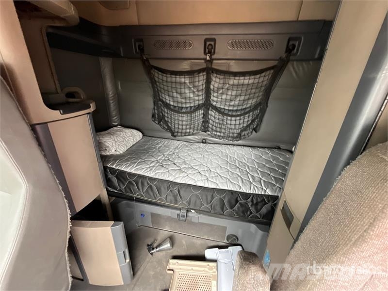 Freightliner Cascadia 125 6x4 T/A Sleeper Truck Tractor Sadulveokid