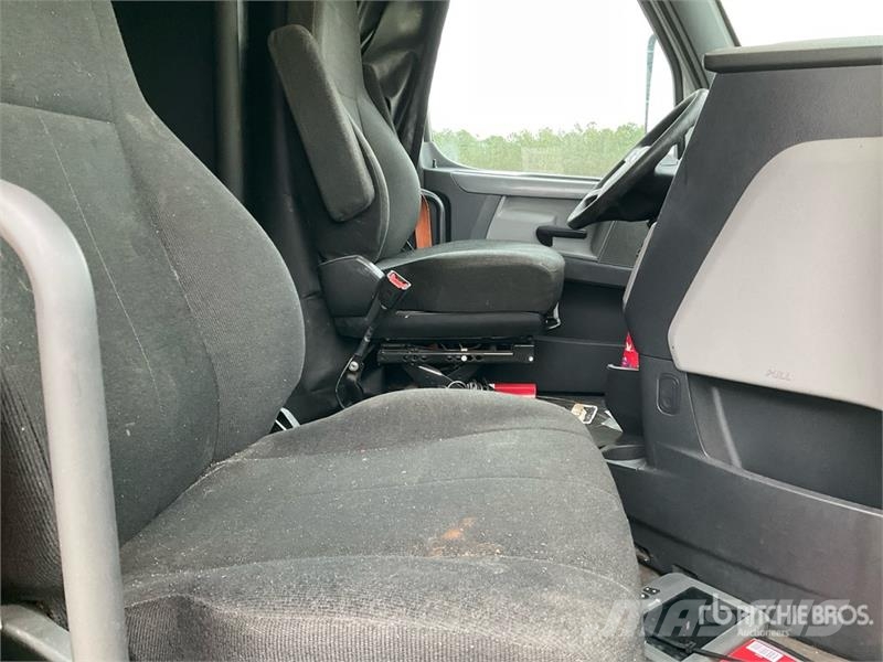 Freightliner Cascadia 126 6x4 T/A Sleeper Truck Tractor Vilcēji