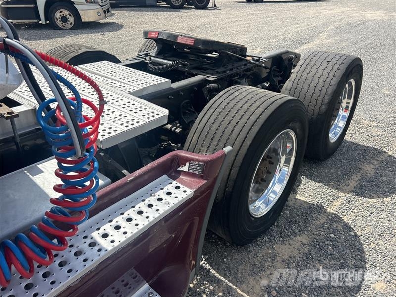 Freightliner Cascadia 125 6x4 T/A Sleeper Truck Tractor (Inoper Sattelzugmaschinen