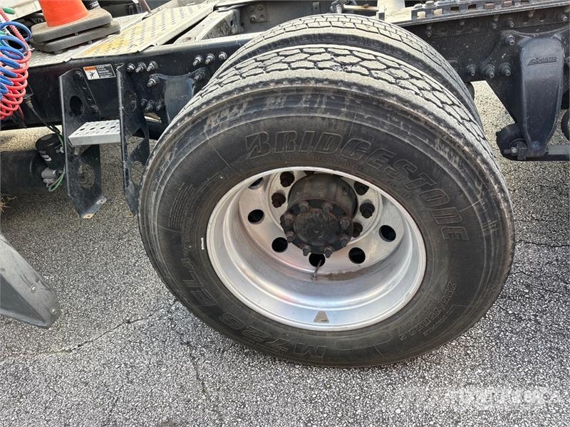 Freightliner Cascadia 125 6x4 T/A Sleeper Truck Tractor Sattelzugmaschinen