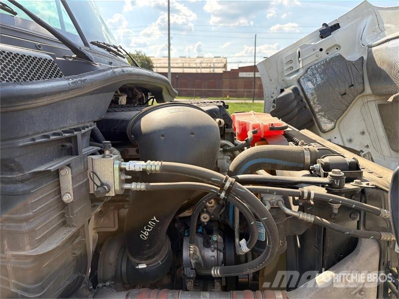 Freightliner Cascadia 113 6x4 Sleeper Car Carrier Truck مركبات النقل
