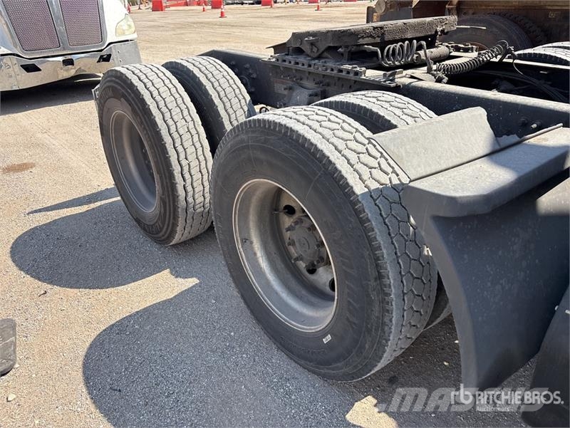 Freightliner Cascadia 126 6x4 T/A Sleeper Truck Tractor Tegljači